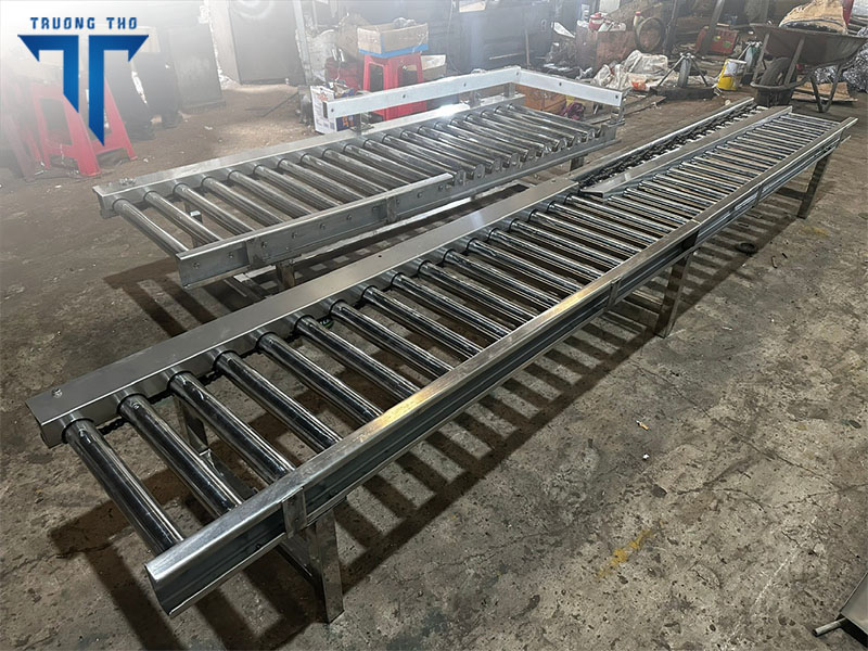 Băng tải con lăn inox