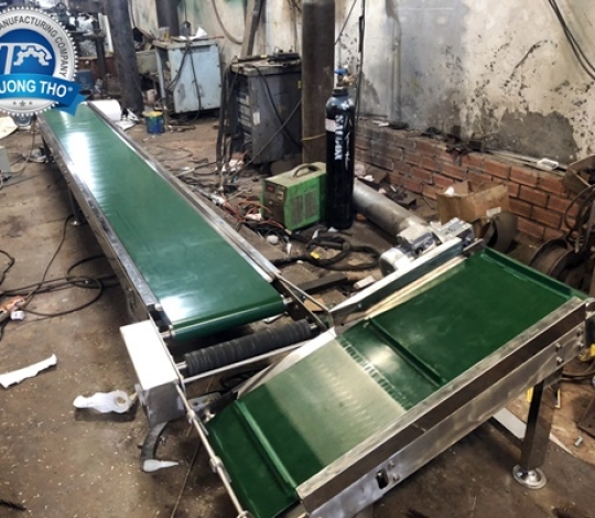 Băng tải pvc tải chai phôi nhựa